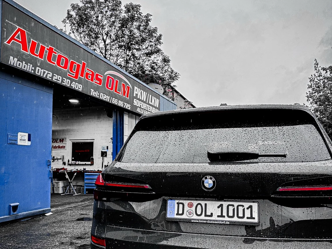 Düsseldorf Autoglas OLM iş yerinin önündeki otomobil