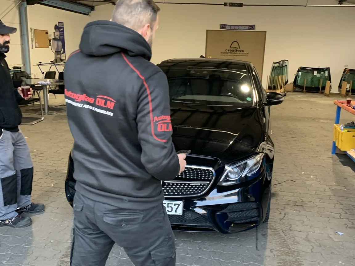 Autoglas OLM atölyesinde çalışan ve otomobil